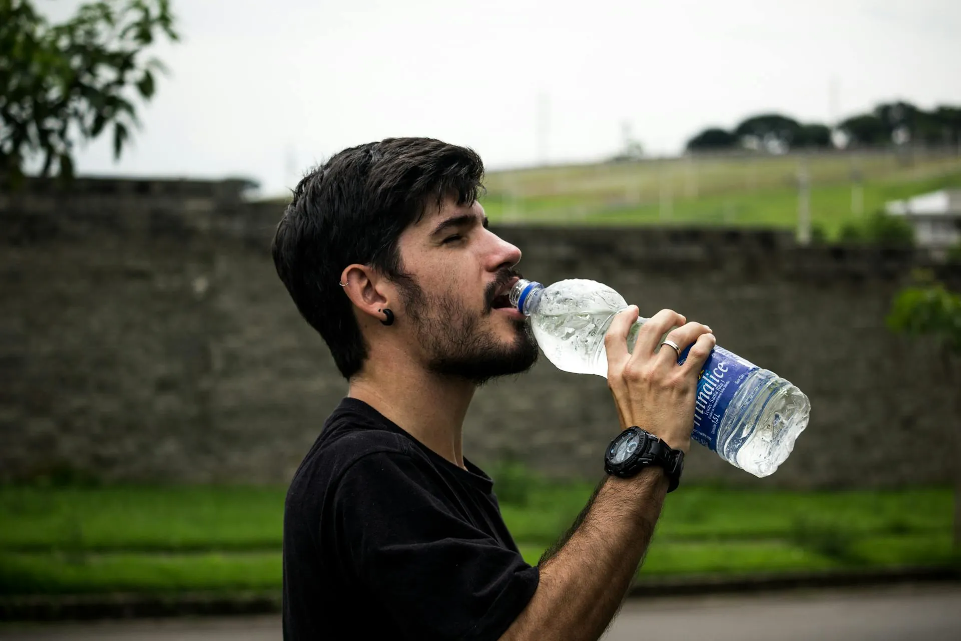 Persona estirando suavemente